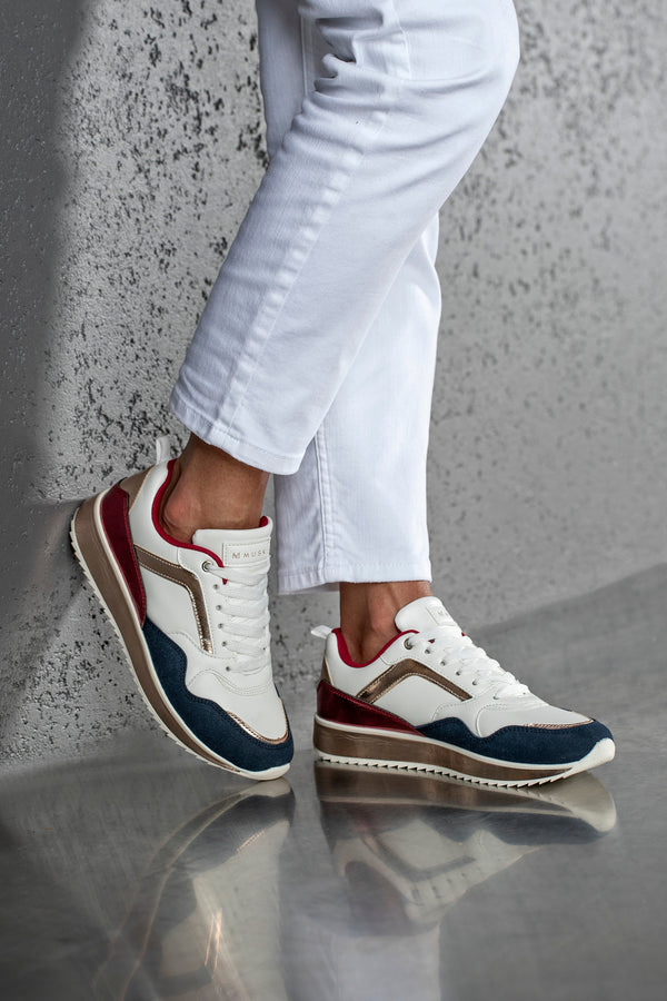 Lace-up fastening sneakers