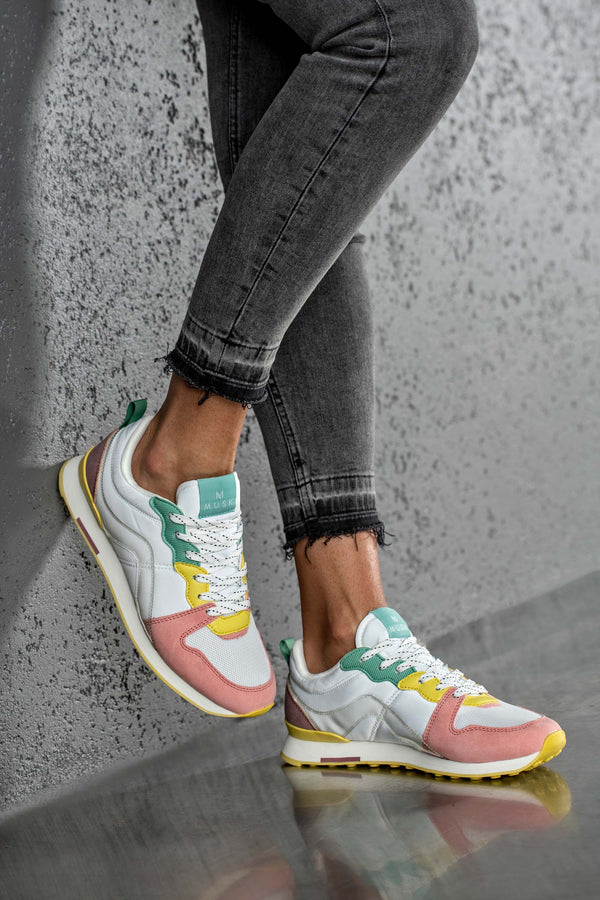 Lace-up fastening sneakers