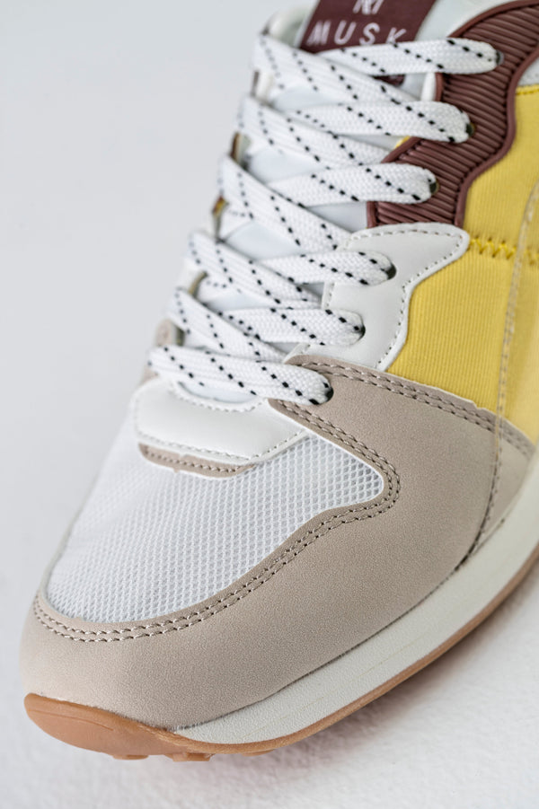 Lace-up fastening sneakers