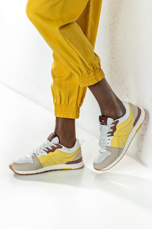 Lace-up fastening sneakers