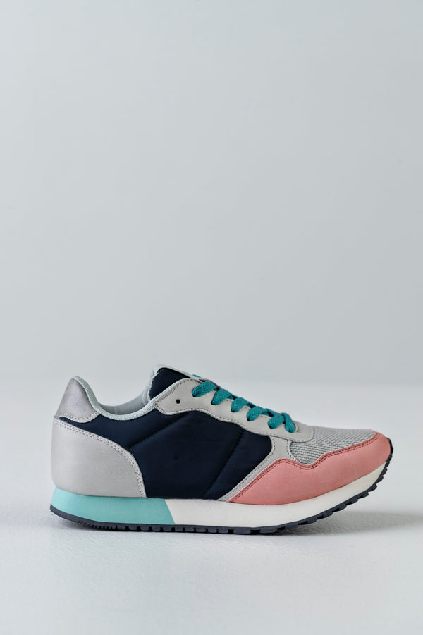 Lace-up fastening sneakers