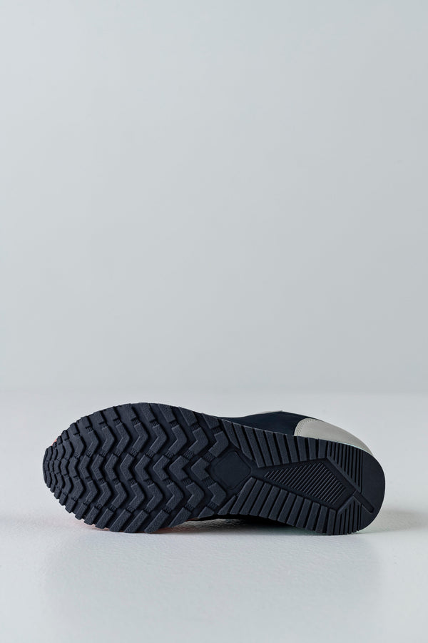 Lace-up fastening sneakers