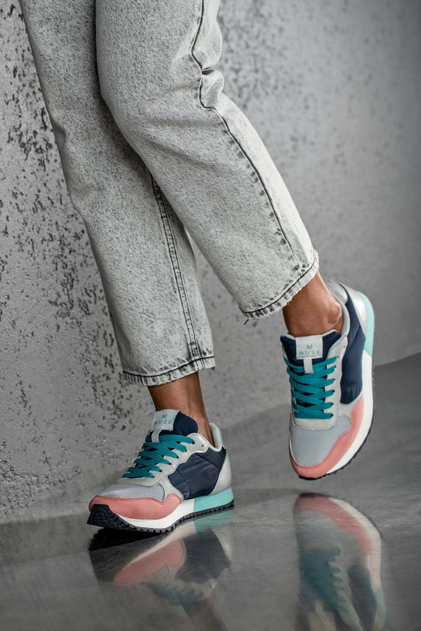 Lace-up fastening sneakers