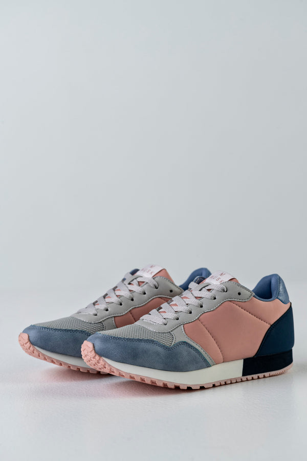 Lace-up fastening sneakers