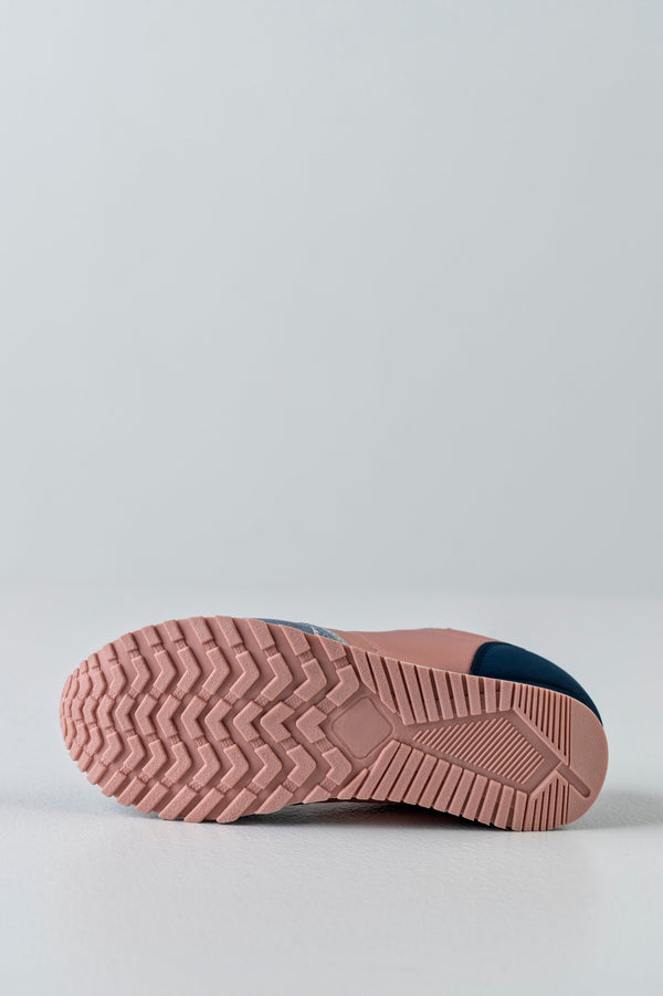 Lace-up fastening sneakers