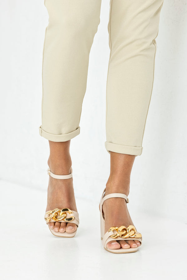 Heeled sandals with chain