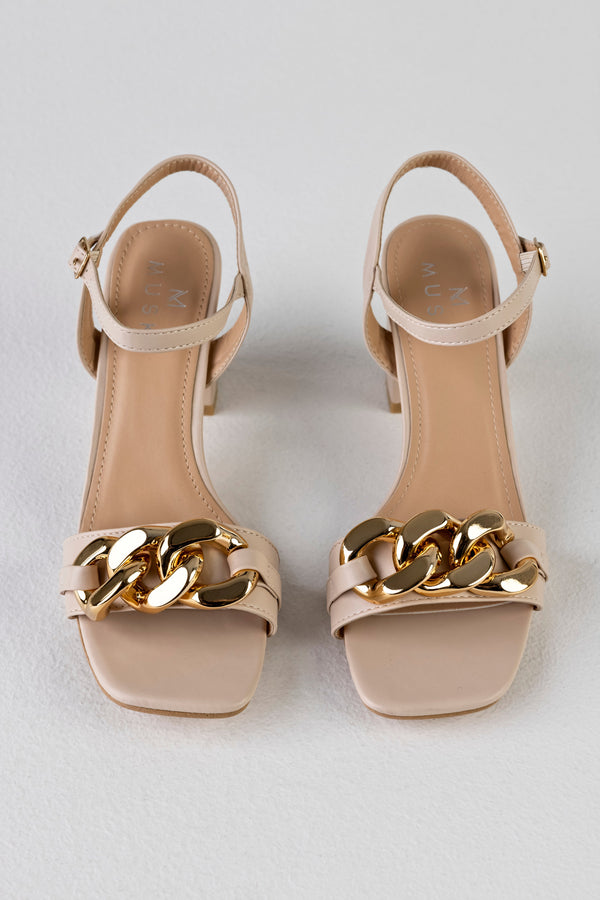 Heeled sandals with chain