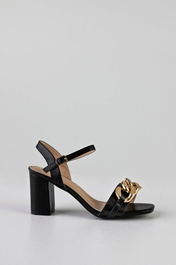 Heeled sandals with chain