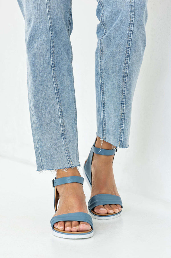 Leather flat sandals with buckle