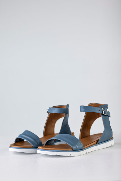 Leather flat sandals with buckle