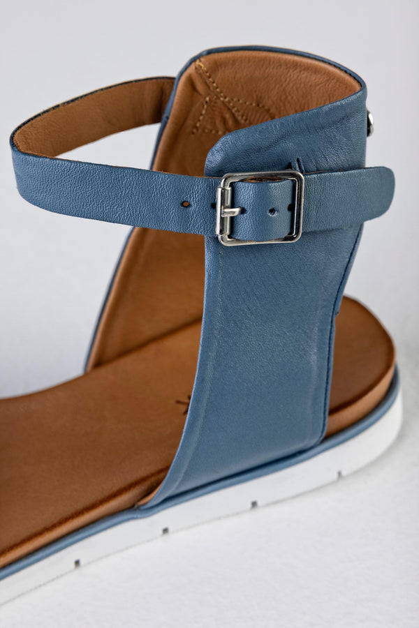 Leather flat sandals with buckle