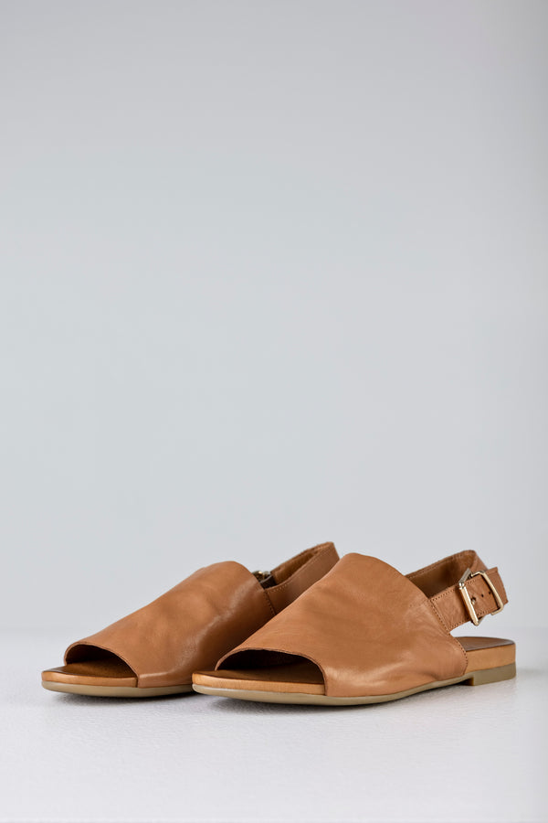 Leather sandals with buckles