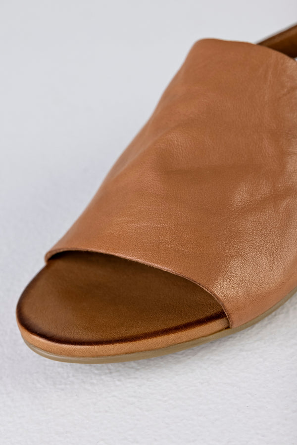 Leather sandals with buckles
