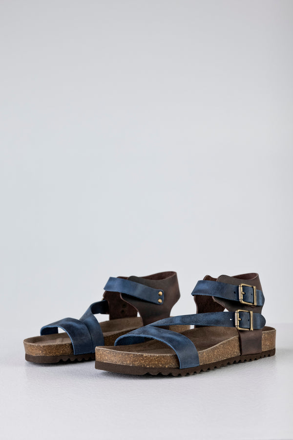 Leather sandals with buckles