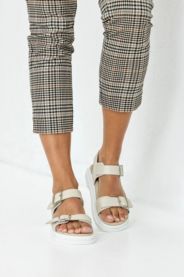 Leather sandals with buckles