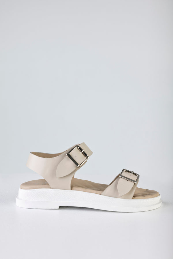 Leather sandals with buckles