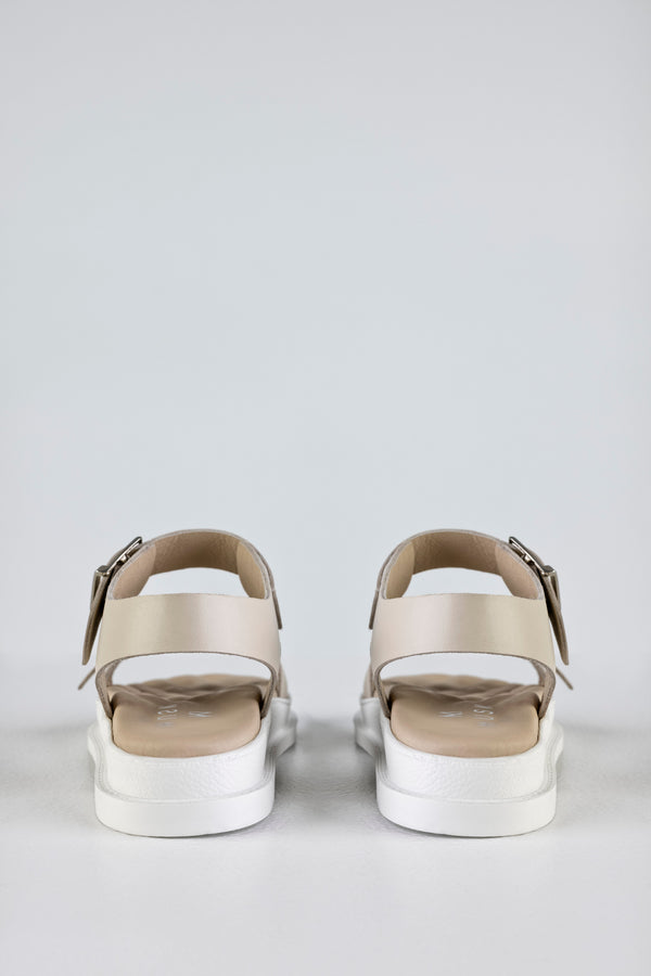 Leather sandals with buckles