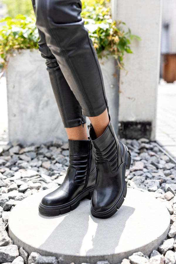 Zip-side fastening boots