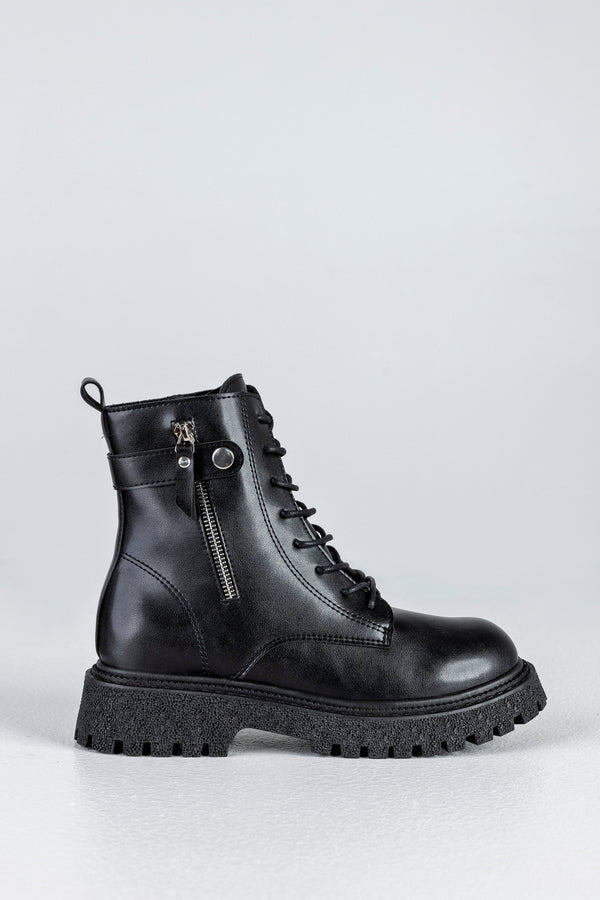 Lace-up boots with buckle