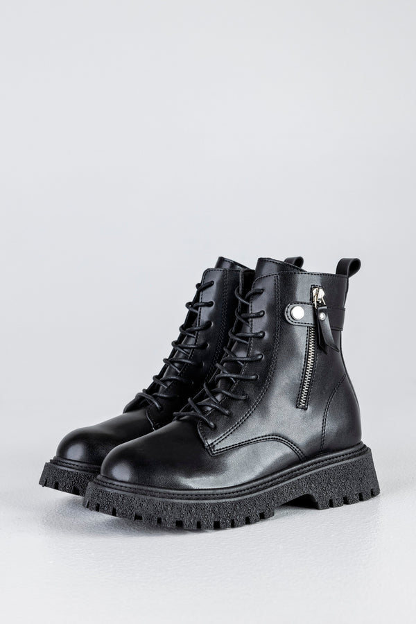Lace-up boots with buckle