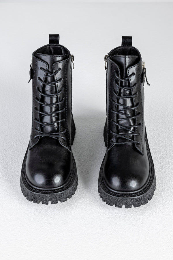 Lace-up boots with buckle