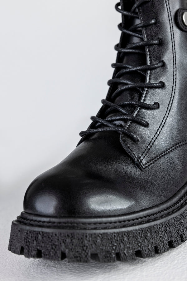 Lace-up boots with buckle