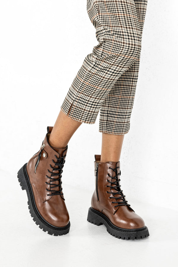 Lace-up boots with buckle