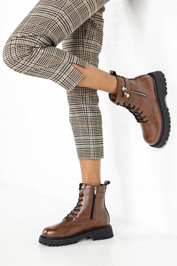 Lace-up boots with buckle