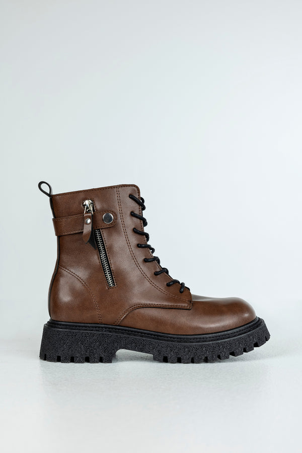 Lace-up boots with buckle