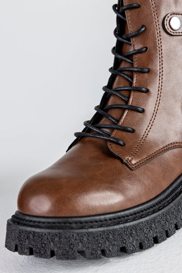 Lace-up boots with buckle