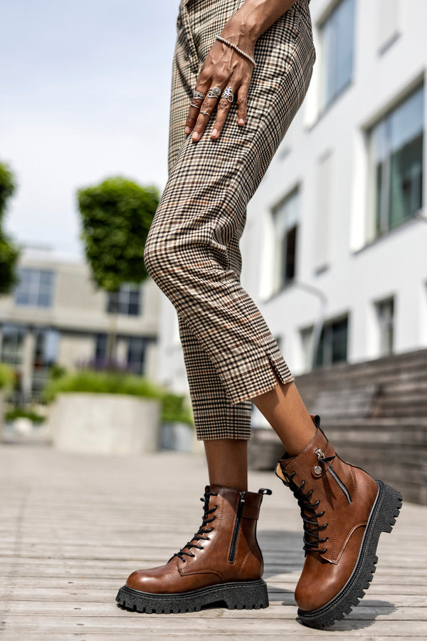 Lace-up boots with buckle