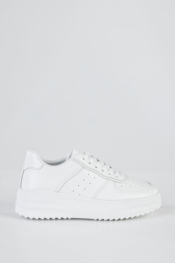 Lace-up fastening sneakers