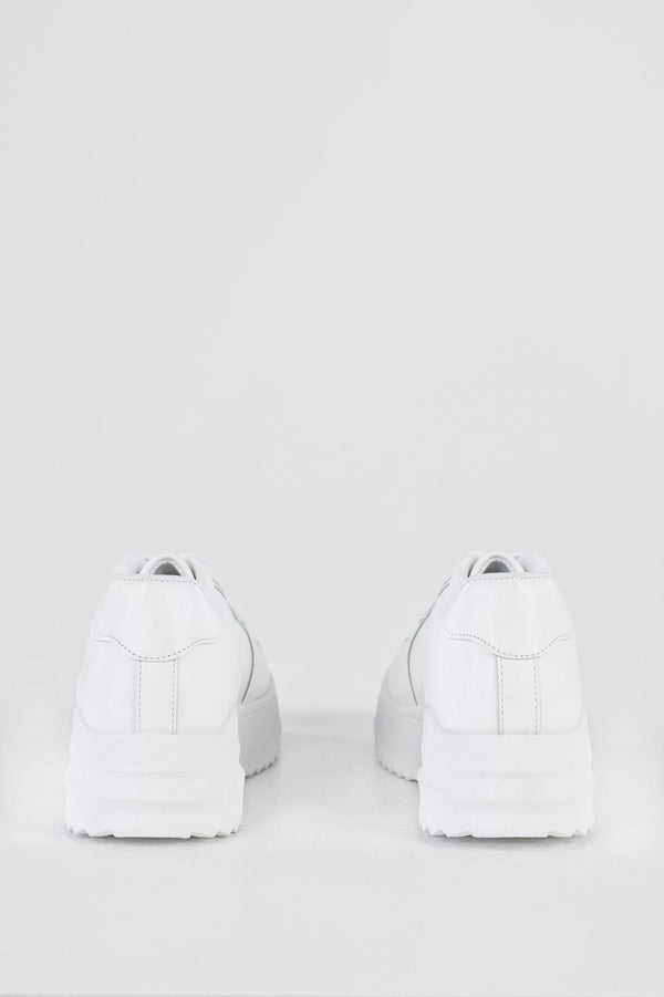 Lace-up fastening sneakers