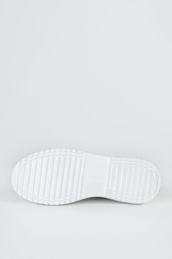 Lace-up fastening sneakers