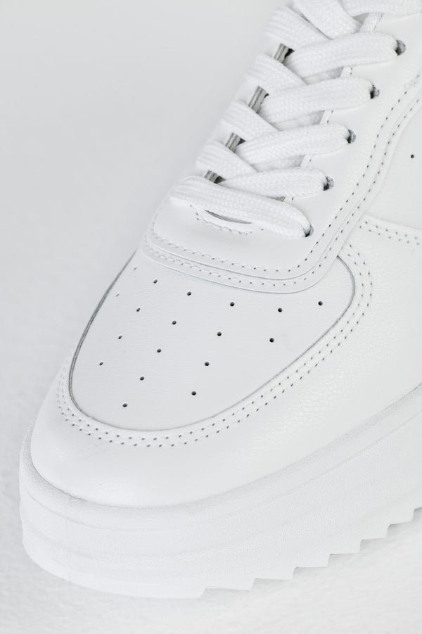 Lace-up fastening sneakers