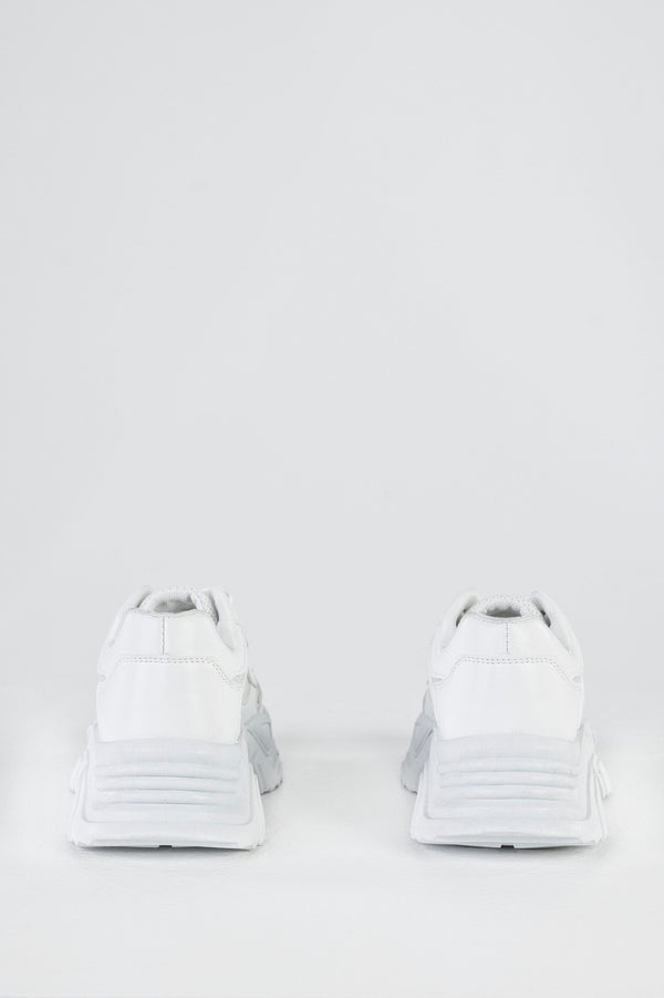 Lace-up fastening sneakers