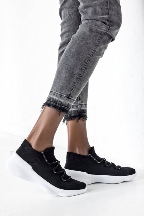 Knitted sneakers with laces