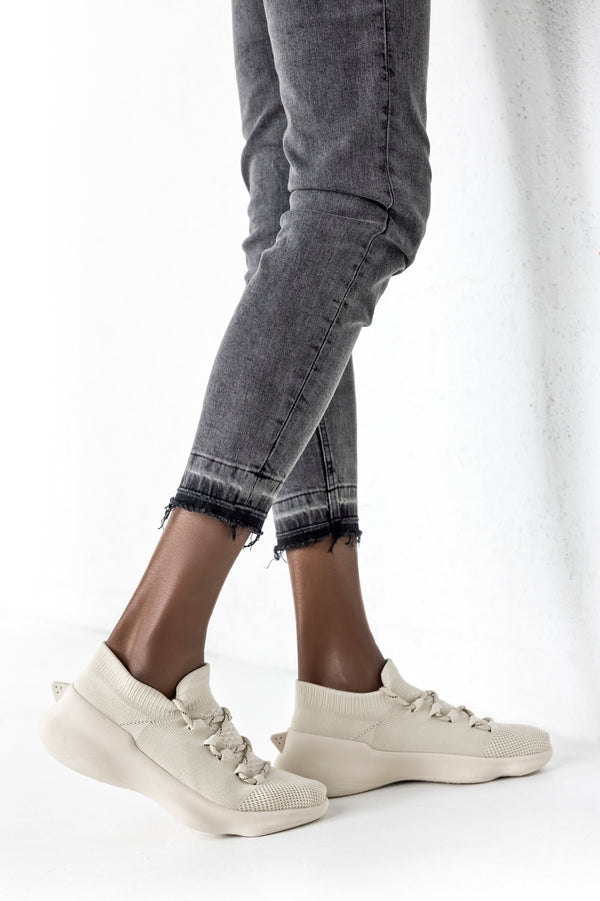Knitted sneakers with laces