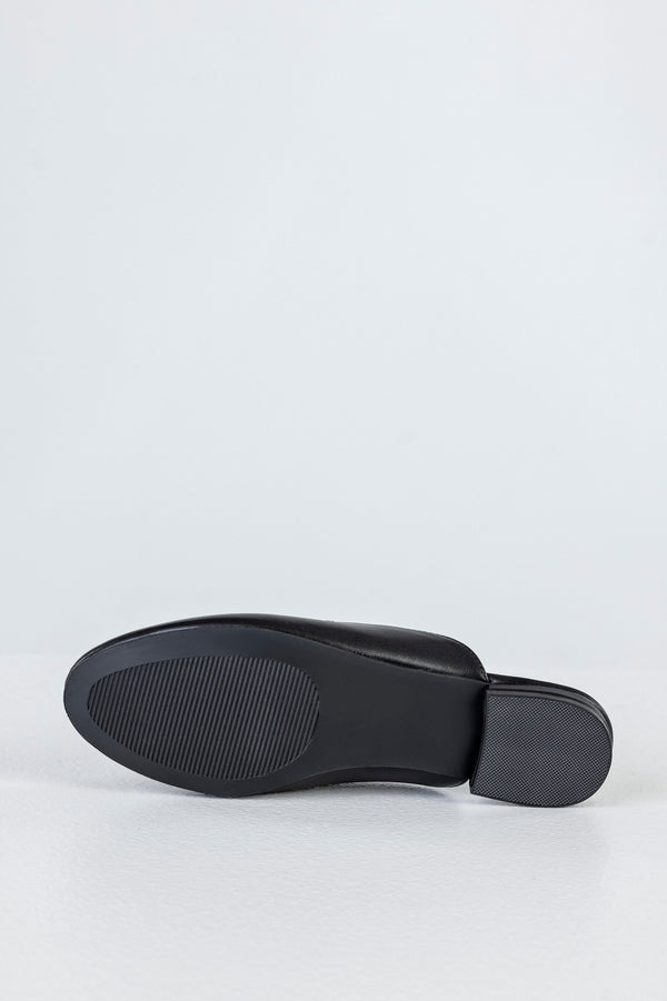 Flat mules with chain